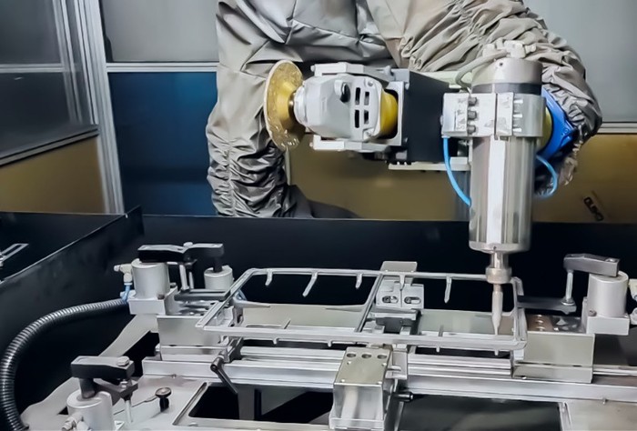 Automatic grinding robot
